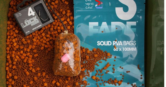 Solid bag taktika karpu copē – iebarojamais spainis ar dažādu barības frakciju, āķu paciņa, PVA maisu iepakojums un gatavs maisiņš