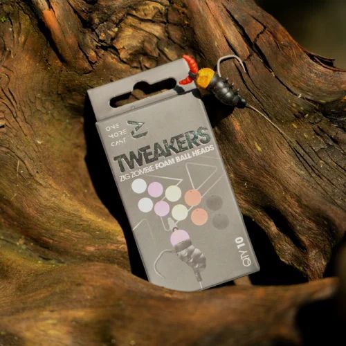 Tweakers Zig Zombies Heads 8 mm foam balls – zig rig presentation on wood with packaging close-up