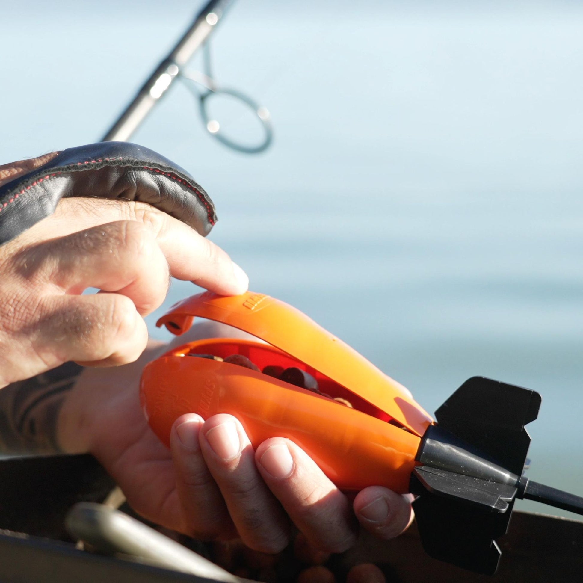 Closing Advance Spyder Spod after loading bait