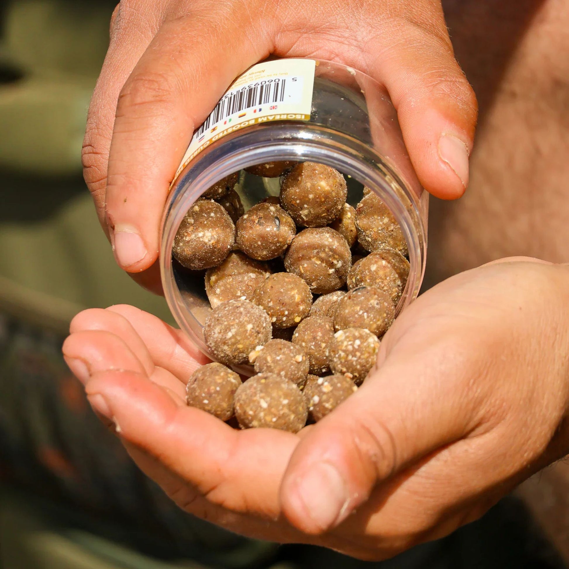 OMC iScream Boosted Cured Hookbaits open tub showing mixed 15 mm and 18 mm hookbaits