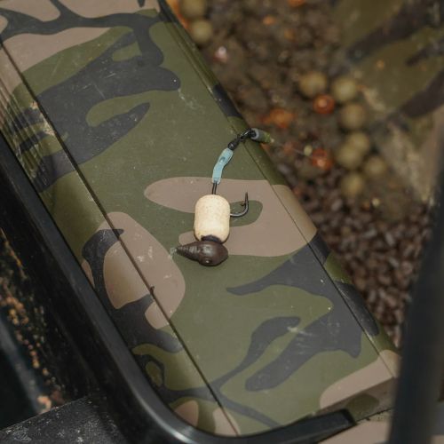 OMC Revibed Escargo - completed carp rig with hookbait and artificial snail imitation ready to fish