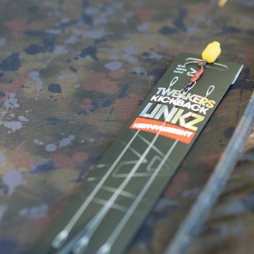 OMC Tweakers Heavyweight Kickback Linkz - completed Ronnie Rig with hookbait placed on top of the packaging