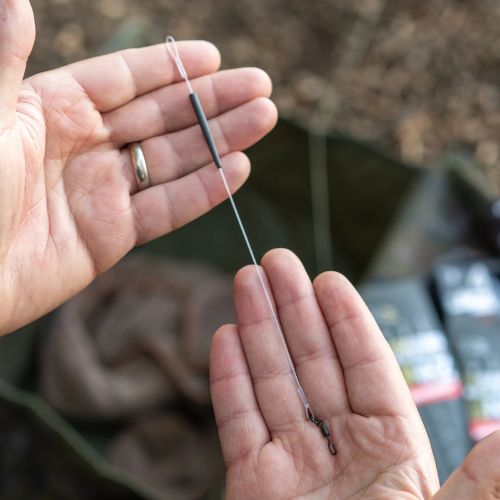 OMC Tweakers Heavyweight Kickback Linkz - unpacked hooklink held in angler's hands showing size and construction detail