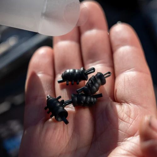 Tweakers Zig Zombies Bodies - 4 black insect imitation bodies poured onto palm showing size and detail